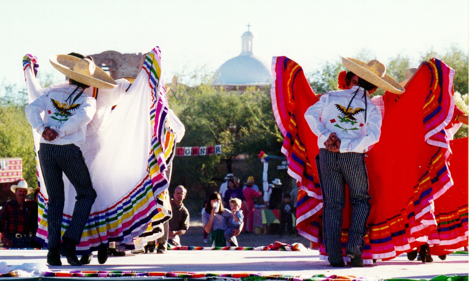 Folklórico dancers